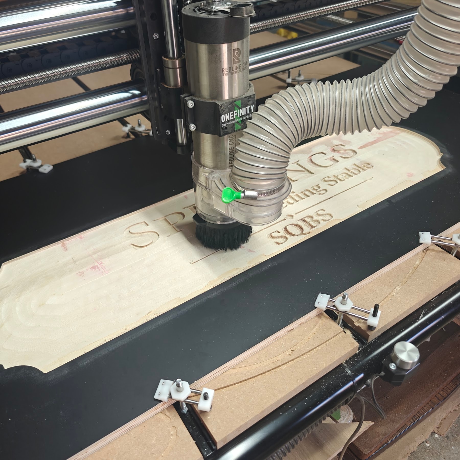 De CNC-frees aan het werk in de werkplaats van De Geschenk Meester
