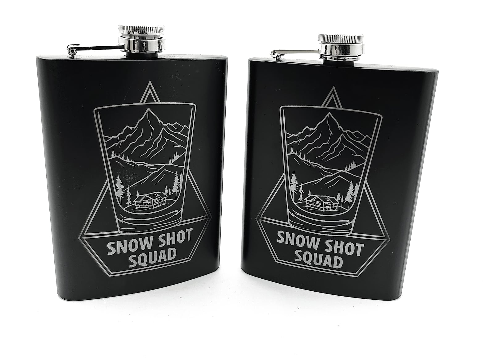 Twee zwarte aluminium heupflacons met een gegraveerd berglandschap in een glas en de tekst Snow Shot Squad