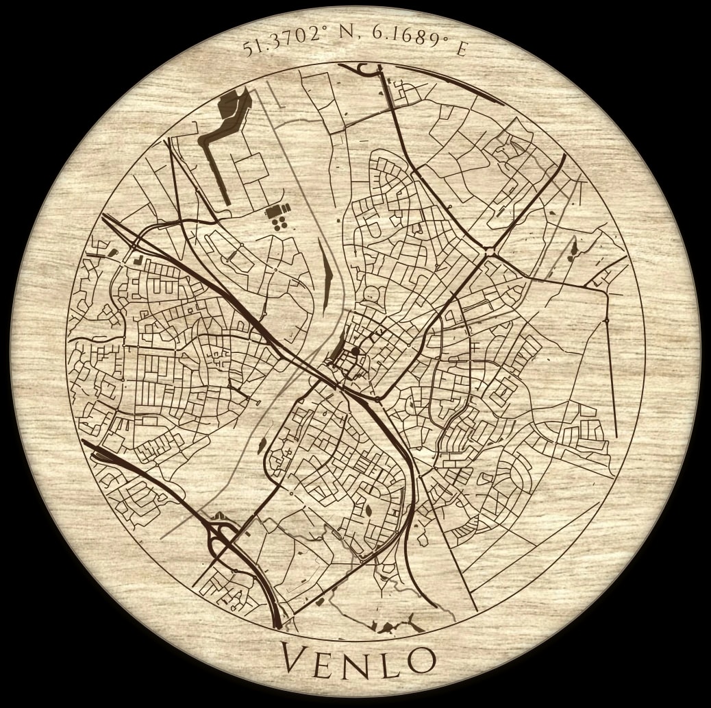 Voorbeeld uit de ontwerptool: de kaart van Venlo en omgeving, rond in berken multiplex, met de naam en de coördinaten langs de rand