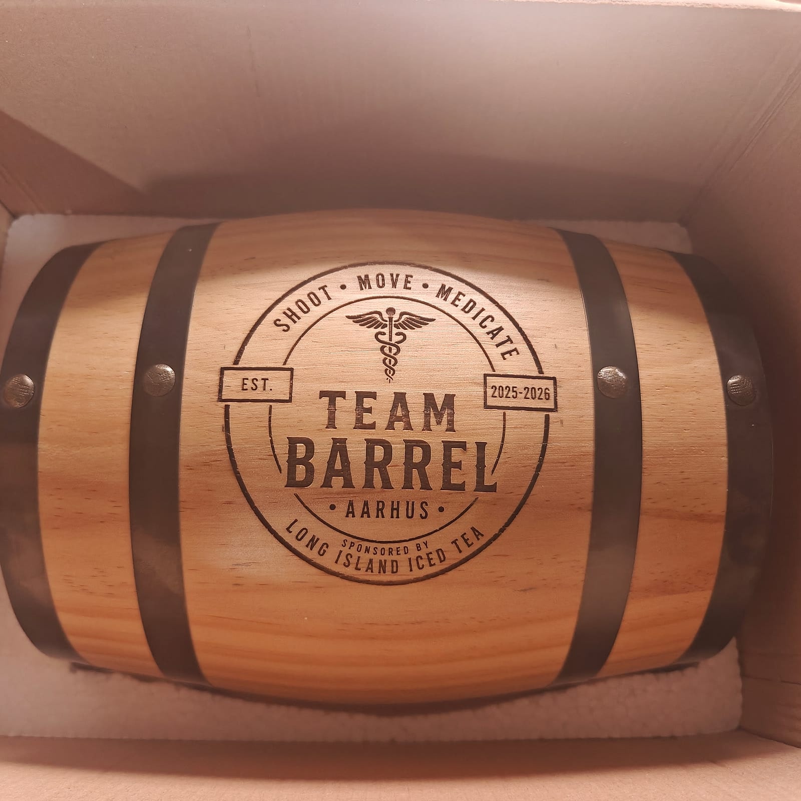 Houten wijnvaatje met het gegraveerde logo van vriendengroep Team Barrel, rechtop in de verzenddoos