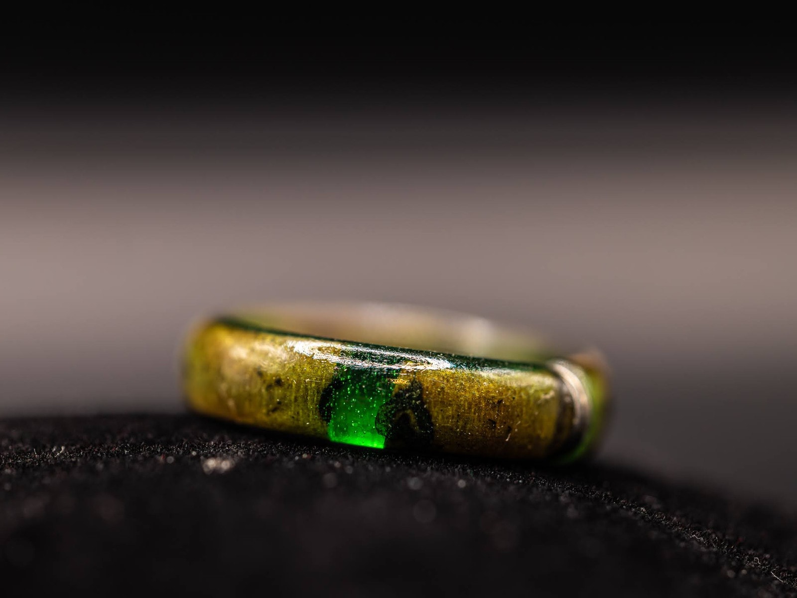 Houten ring met een ader van groene hars, macro-opname