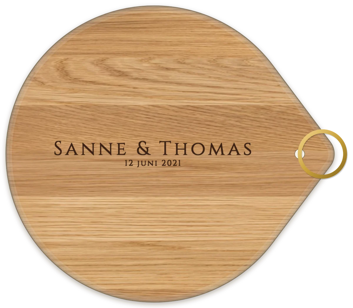 Voorbeeld uit de ontwerptool: een eikenhouten druppel met messing ring en de gegraveerde namen Sanne & Thomas met hun trouwdatum