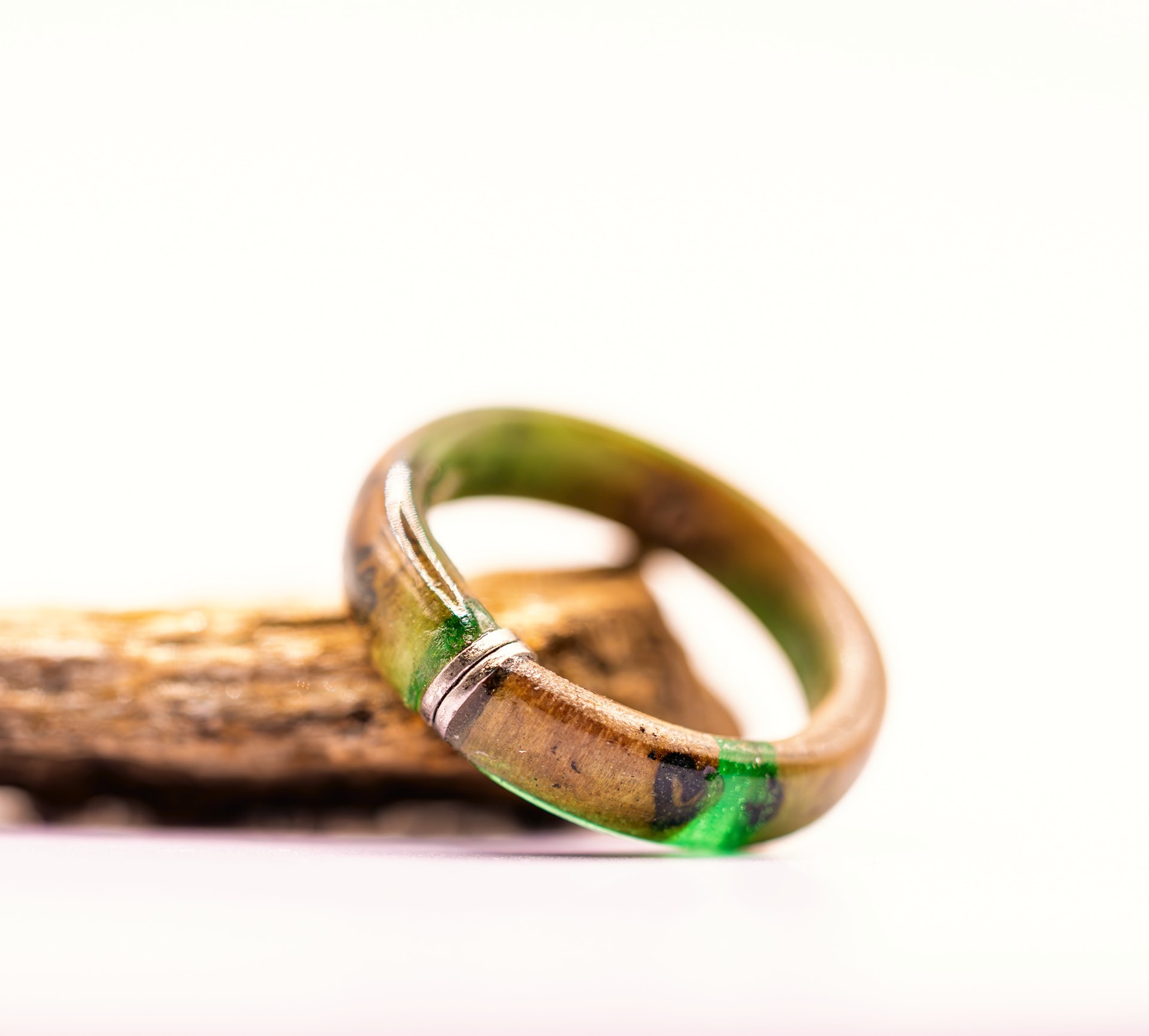 Handgemaakte Valentijns ring van hout en epoxy