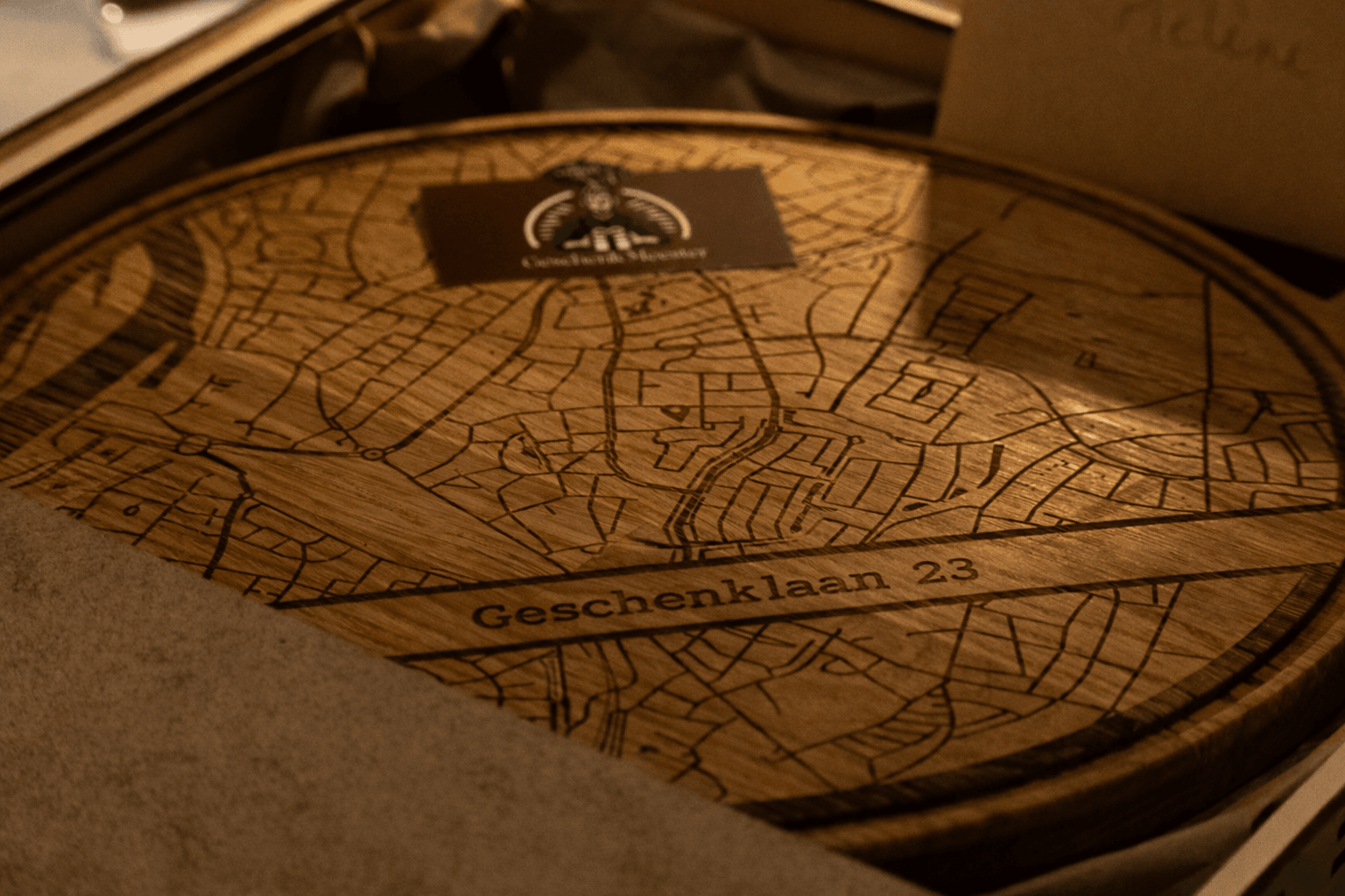 Close-up van een handgemaakte houten snijplank met lasergravure